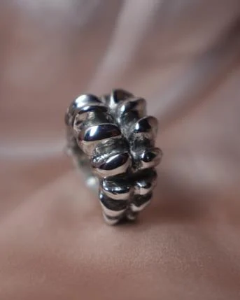 The Aphrodite ring, view 2